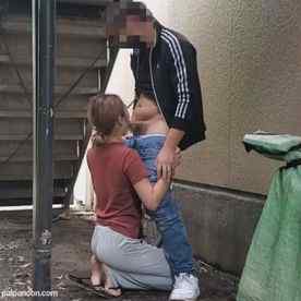 FC2-PPV-2352175 - 住宅の隣人に見られ【顏出し】家に上がり込み生活感溢れるリビングで他人液で滲む奥さん絶望。25分