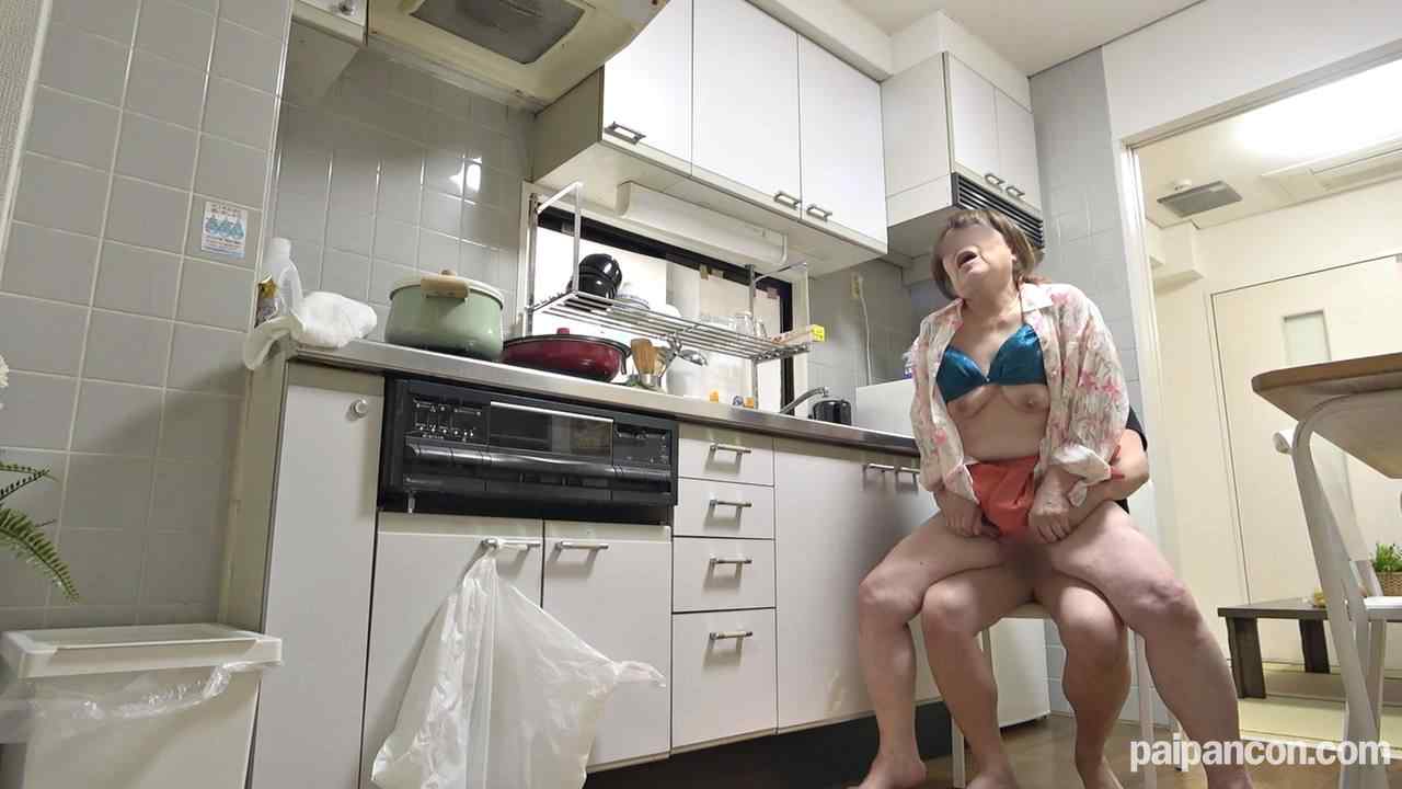 FC2-PPV-2484869 - 1本のおまけ動画あり【無修正ｘ個人撮影】愛奴5号の*親!? 自宅に突然押しかけて、「娘さん不倫してますよ」と報告も不倫相手だとバレて、激エロ還暦超え超熟女を台所で犯して隠し撮りｗ thumbnail_5.jpg