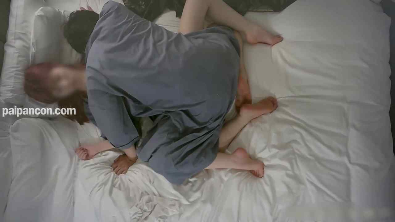 FC2-PPV-4684996 - 19歳おとなしいゲーマーちゃんが髪を赤く染めて再登場♡おじさん派の彼女と生中２回戦！【後編】No.226 thumbnail_4.jpg