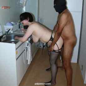 FC2-PPV-4767227 - 人生初の黒人棒でマ●コをグチョグチョにかき回され失神寸前Hカップ奥様のNTR映像がこちらです【嫁ちゃん倉庫】※レビュー特典あります cover.jpg